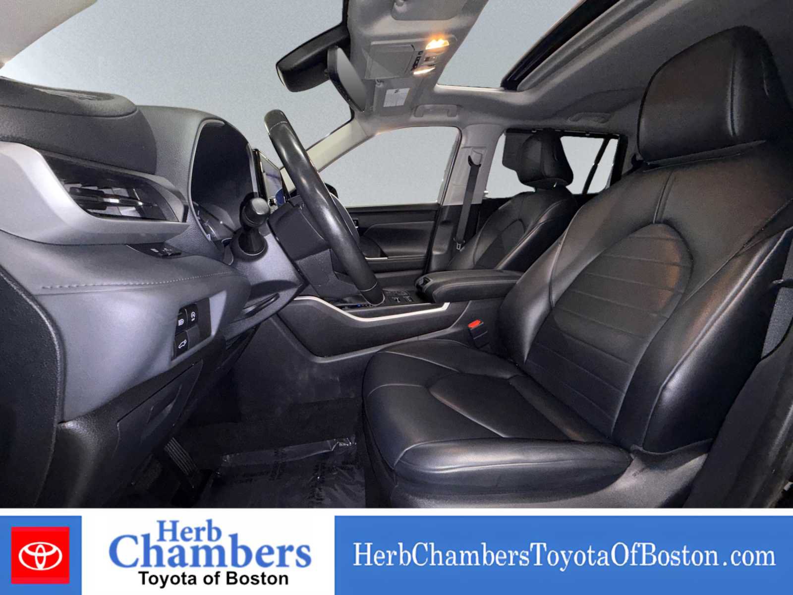 Used 2024 Toyota Highlander XLE AWD/4WD image 7