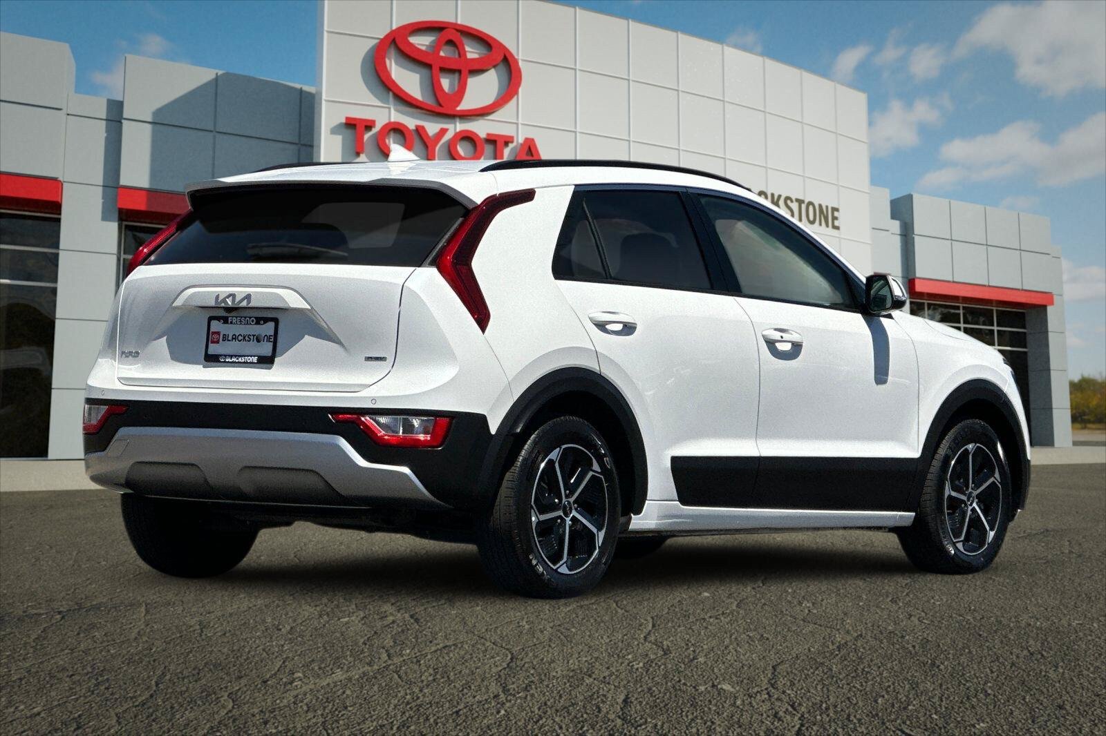 Used 2023 Kia Niro EX w/ EX Cold Weather Package FWD image 3
