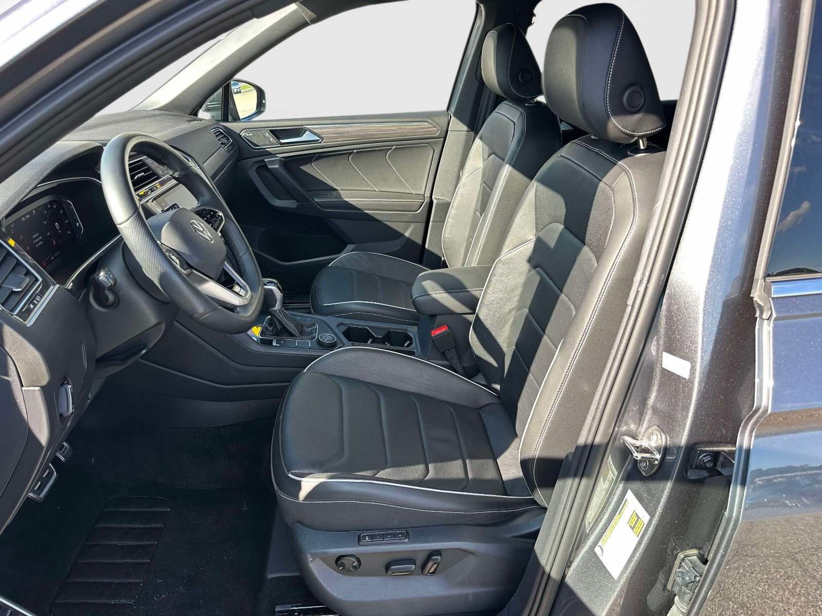 Certified 2024 Volkswagen Tiguan SEL R-Line AWD/4WD image 15
