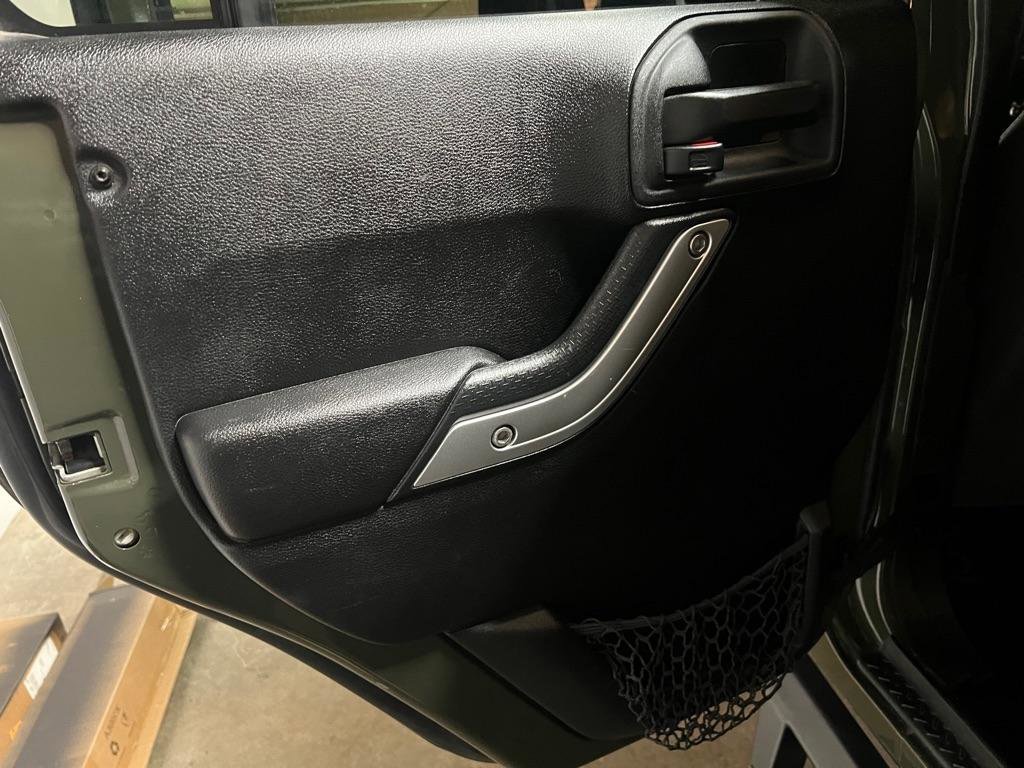 Used 2015 Jeep Wrangler Unlimited Rubicon w/ Connectivity Group image 27