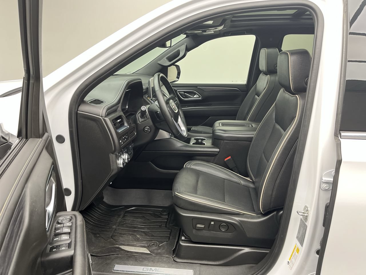 Certified 2024 GMC Yukon SLT w/ SLT Premium Package AWD/4WD image 3