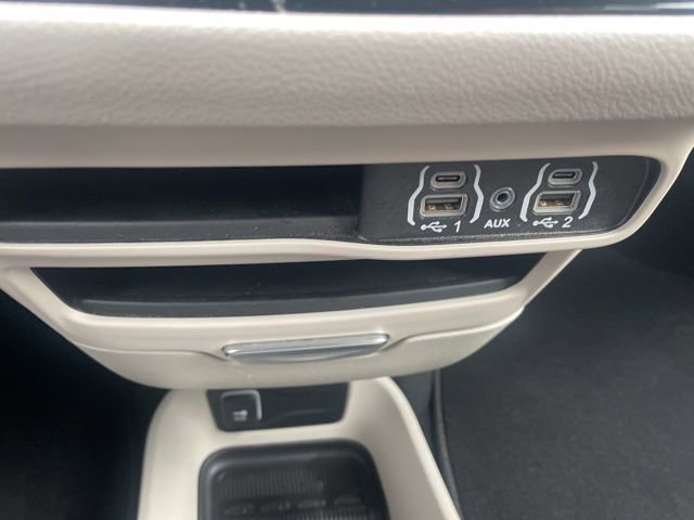 Used 2024 Chrysler Pacifica Touring-L image 27
