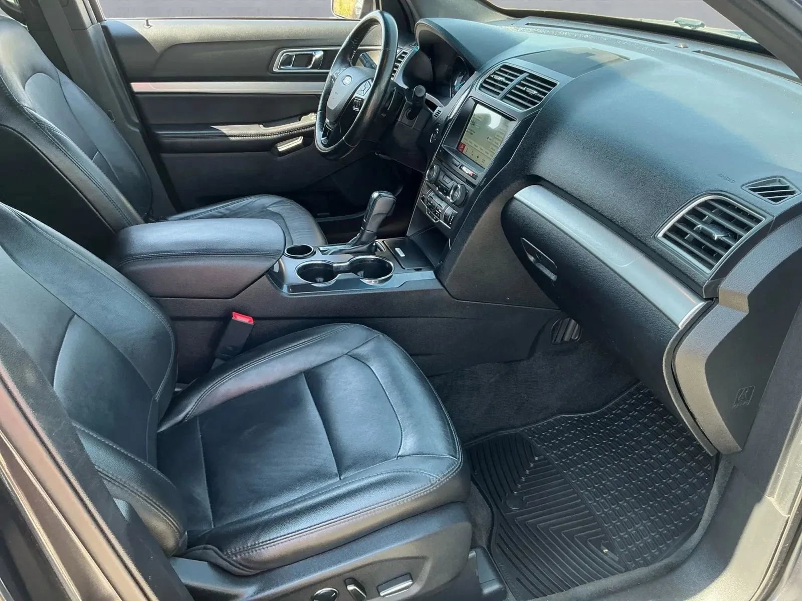 Used 2017 Ford Explorer XLT w/ Equipment Group 202A image 18