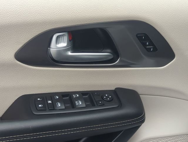 Used 2024 Chrysler Pacifica Touring-L FWD image 13