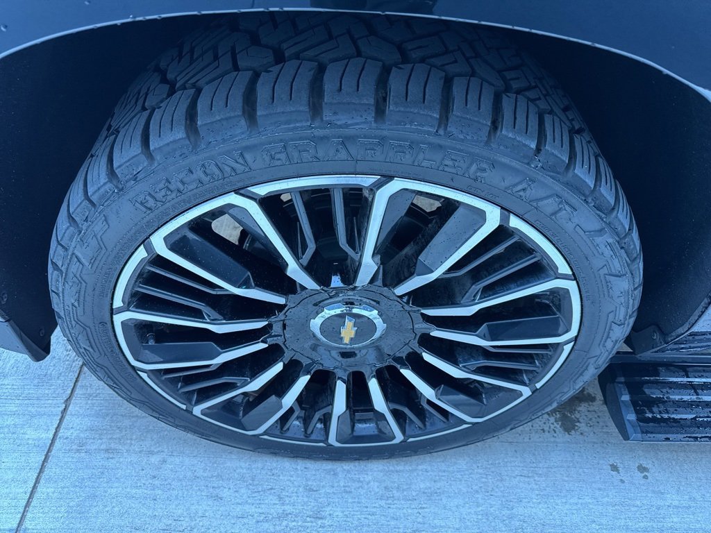 Used 2025 Chevrolet Suburban High Country image 22