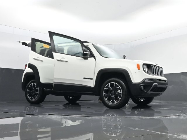 Used 2023 Jeep Renegade Latitude AWD/4WD image 31