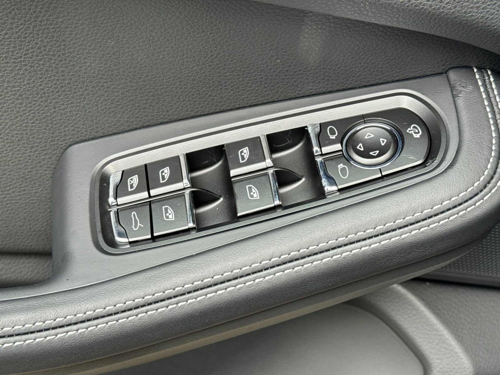 New 2026 Porsche Macan Turbo AWD/4WD image 13