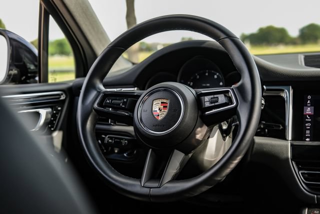 Used 2025 Porsche Macan AWD/4WD image 20