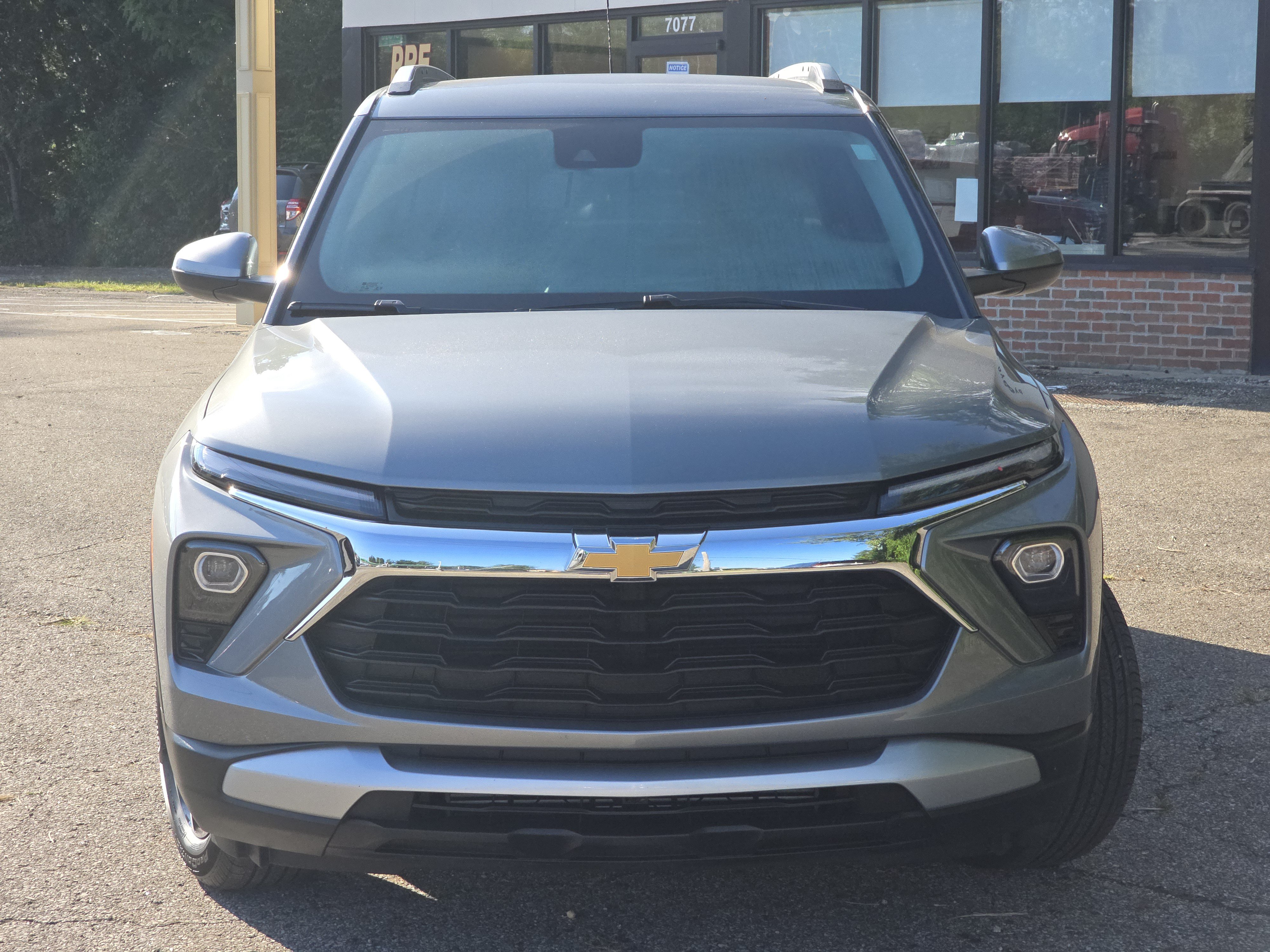 Used 2025 Chevrolet TrailBlazer LT AWD/4WD image 2