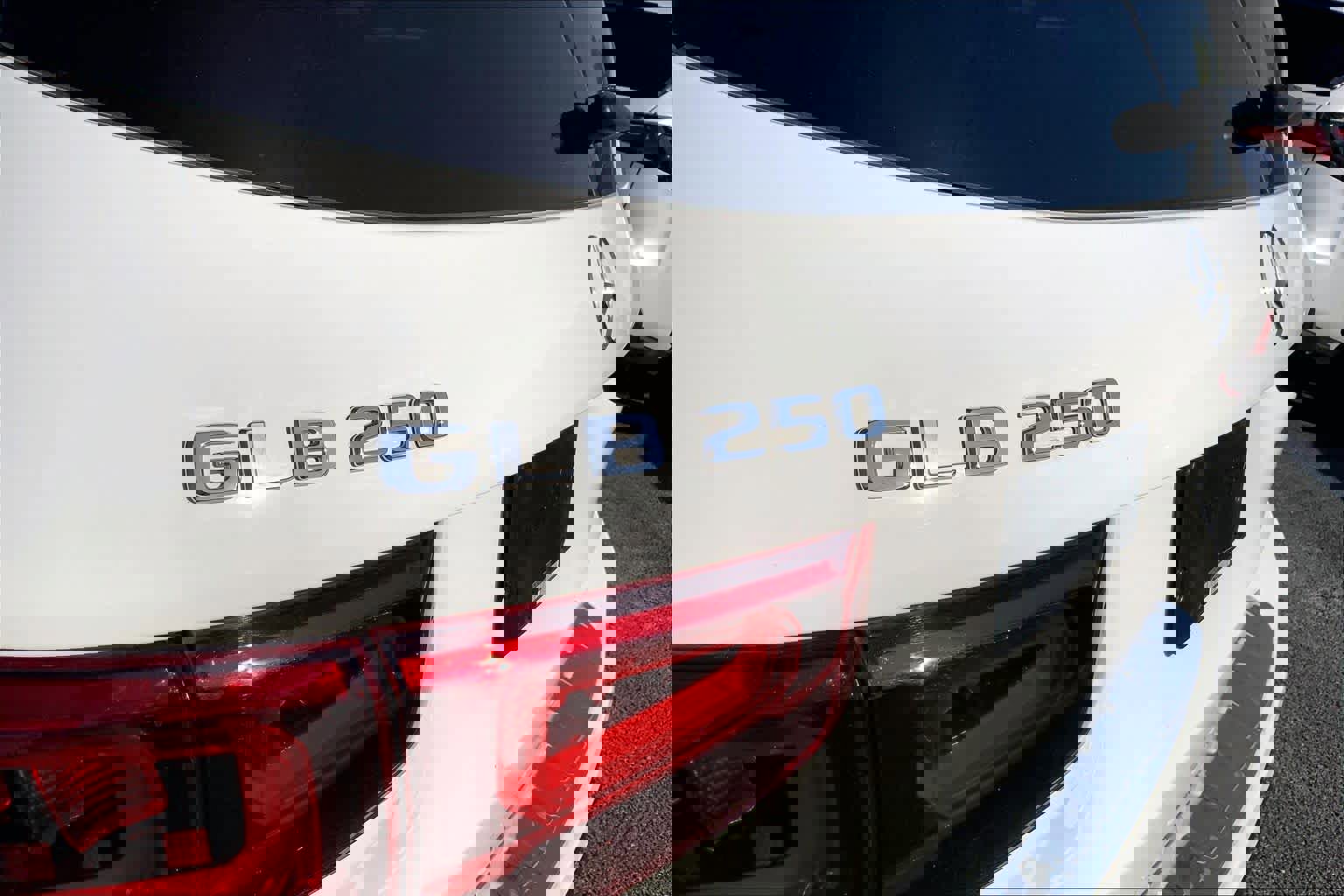 Used 2021 Mercedes-Benz GLB 250 w/ Premium Package image 10