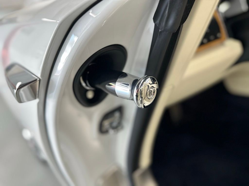 Used 2020 Rolls-Royce Dawn image 18