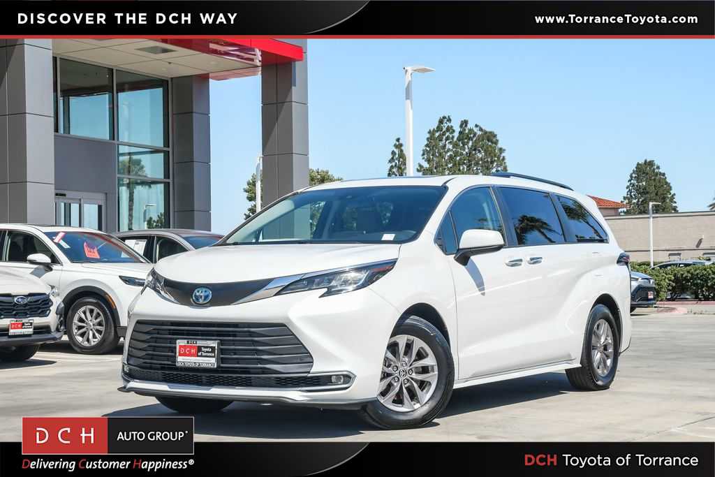 Used 2023 Toyota Sienna XLE FWD image 1