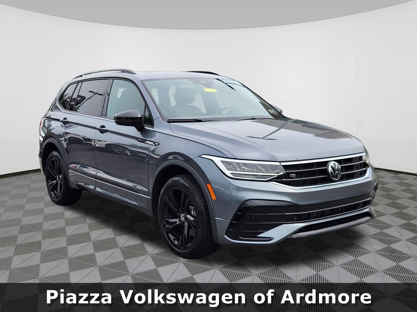 Certified 2024 Volkswagen Tiguan SE R-Line AWD/4WD image 1