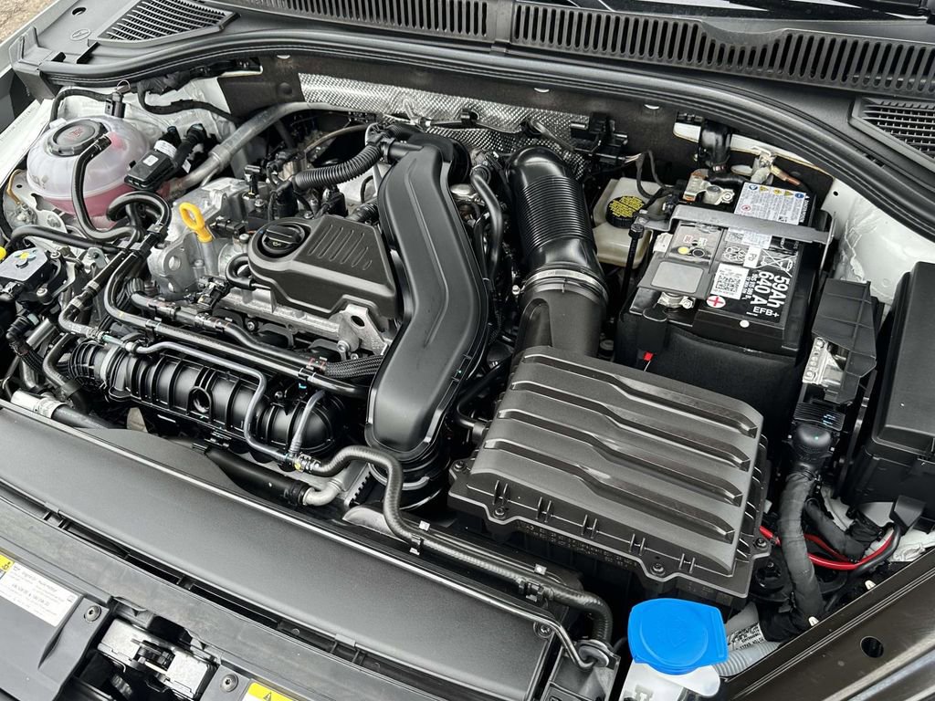 Certified 2025 Volkswagen Jetta SE w/ Sunroof Package image 10