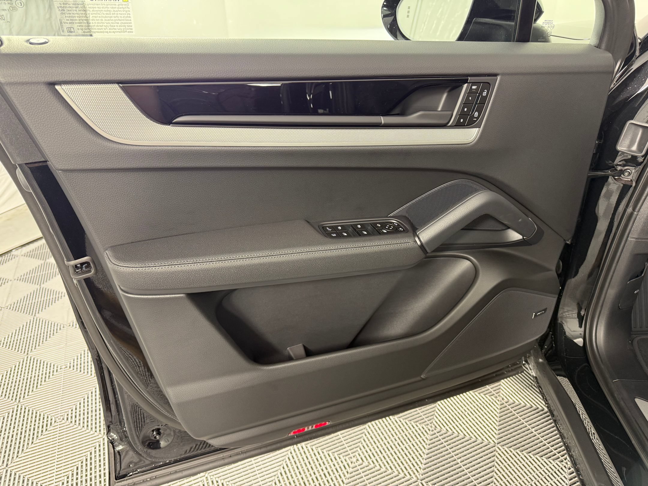 Certified 2026 Porsche Cayenne E-Hybrid Coupe AWD/4WD image 26