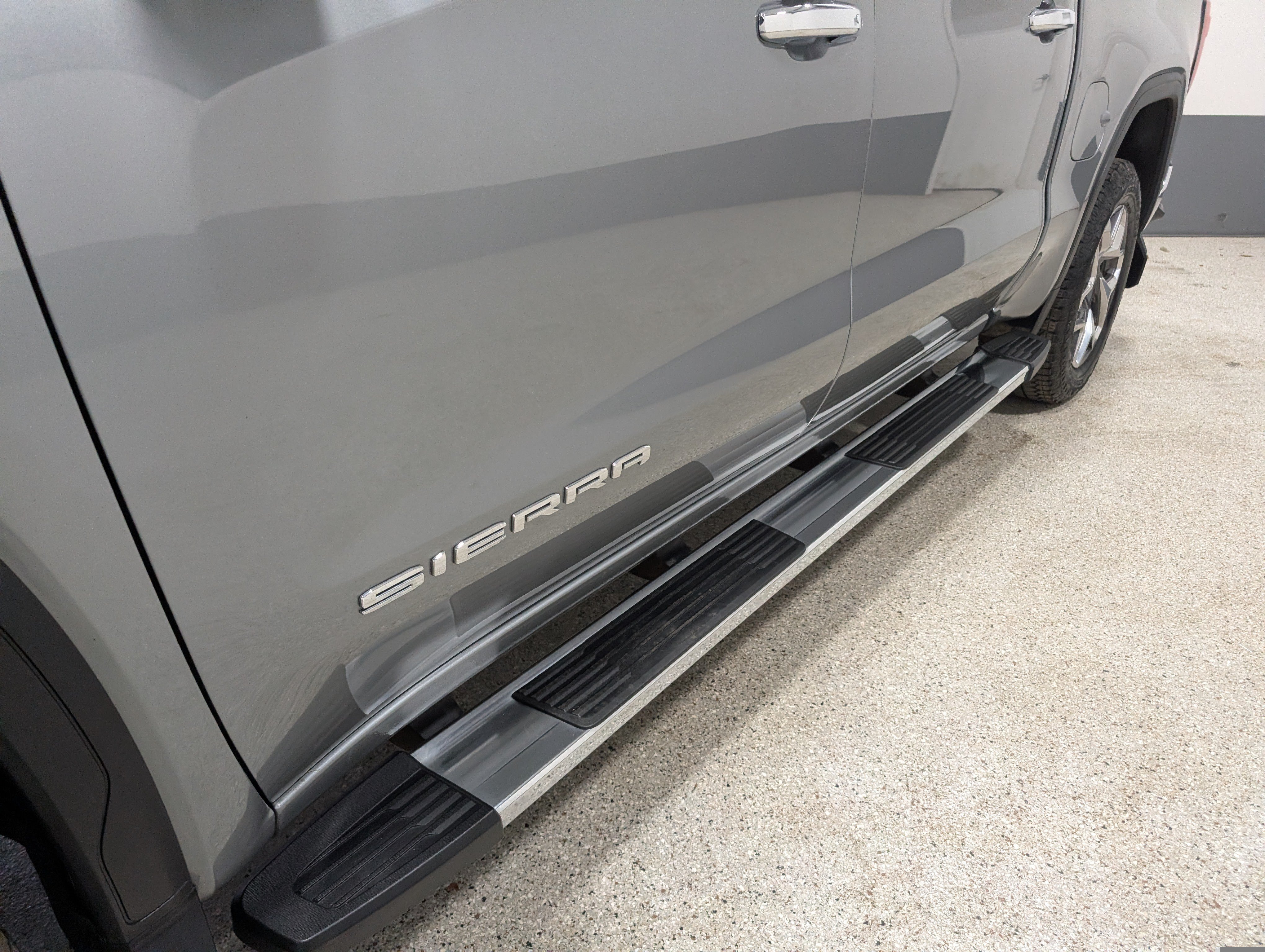 Used 2024 GMC Sierra 1500 SLT w/ SLT Premium Plus Package AWD/4WD image 9