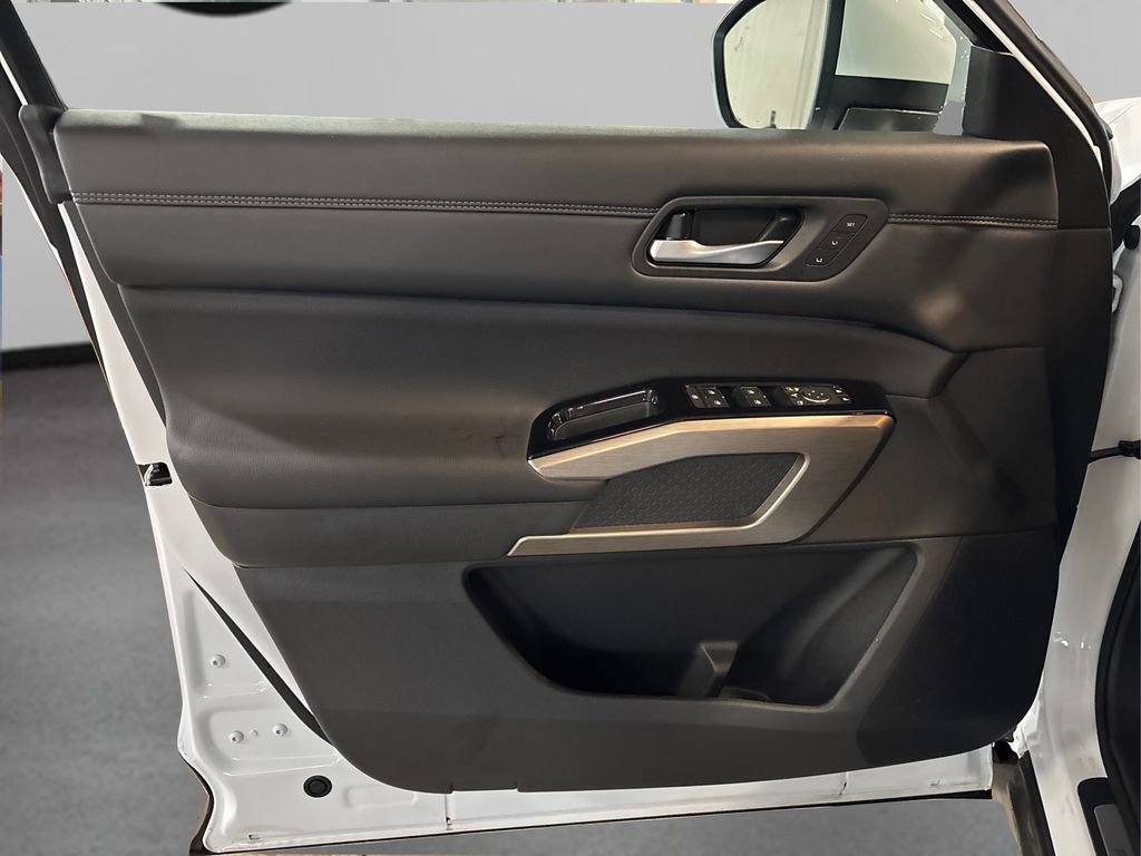 New 2025 Nissan Pathfinder Platinum w/ Cargo Package image 16