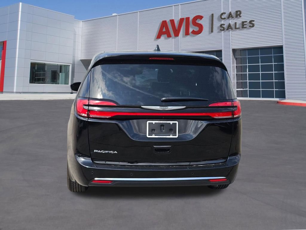 Used 2025 Chrysler Pacifica Select image 5