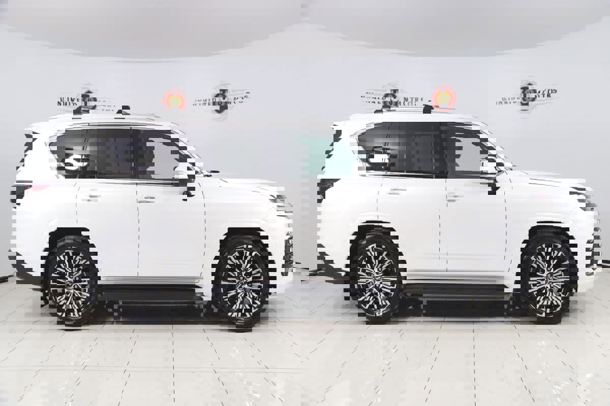 Used 2025 Lexus LX 600 4WD w/ Luxury Package image 2