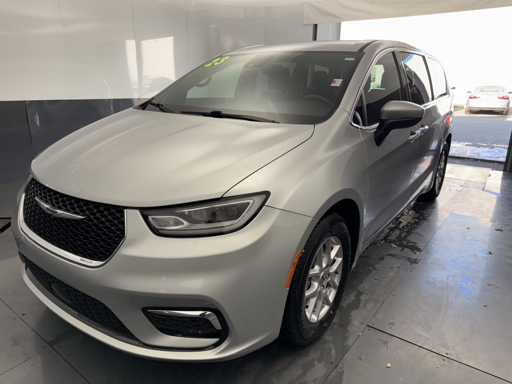Used 2023 Chrysler Pacifica Touring image 9