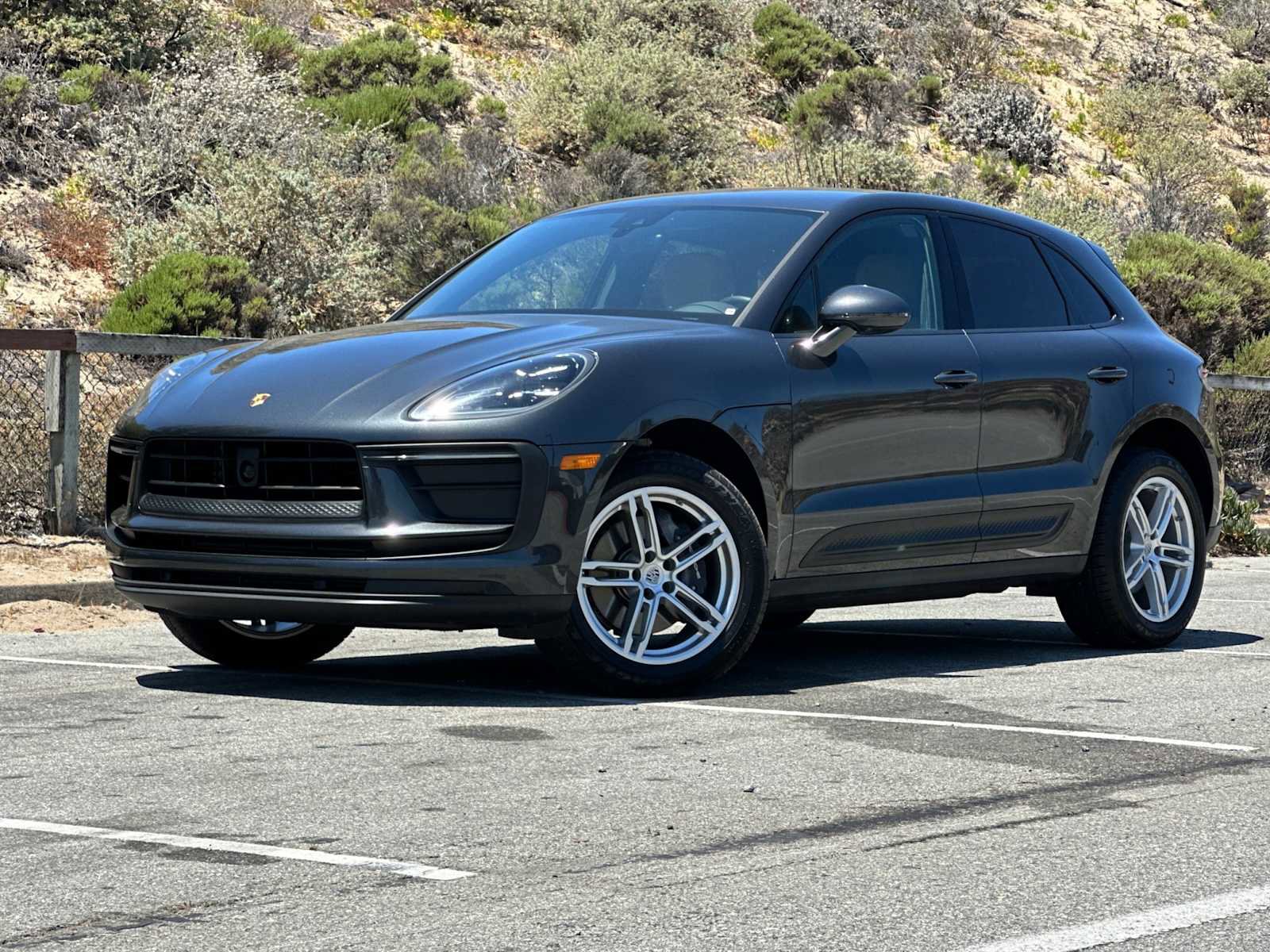 Used 2025 Porsche Macan image 1