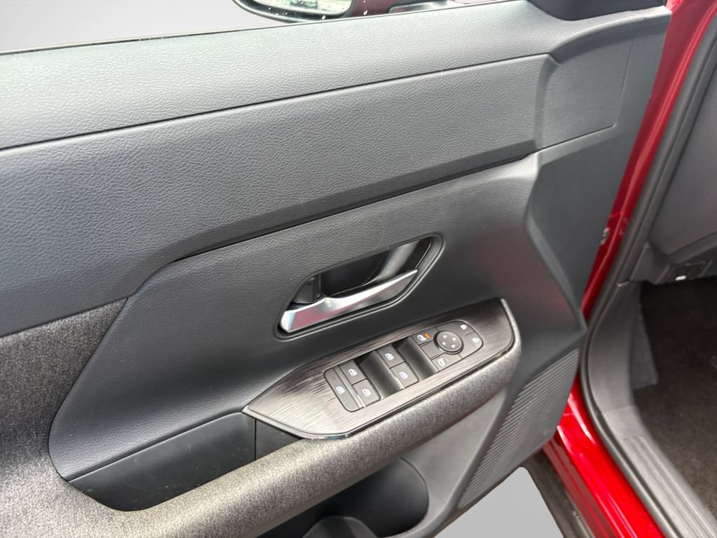 Used 2025 Nissan Kicks SV AWD/4WD image 14
