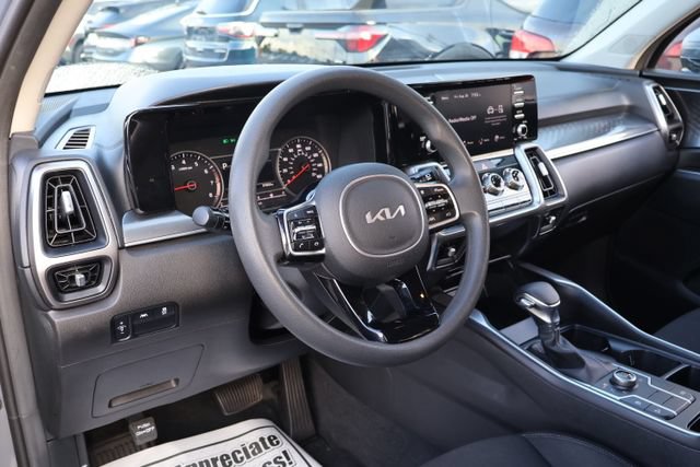Used 2023 Kia Sorento LX AWD/4WD image 13