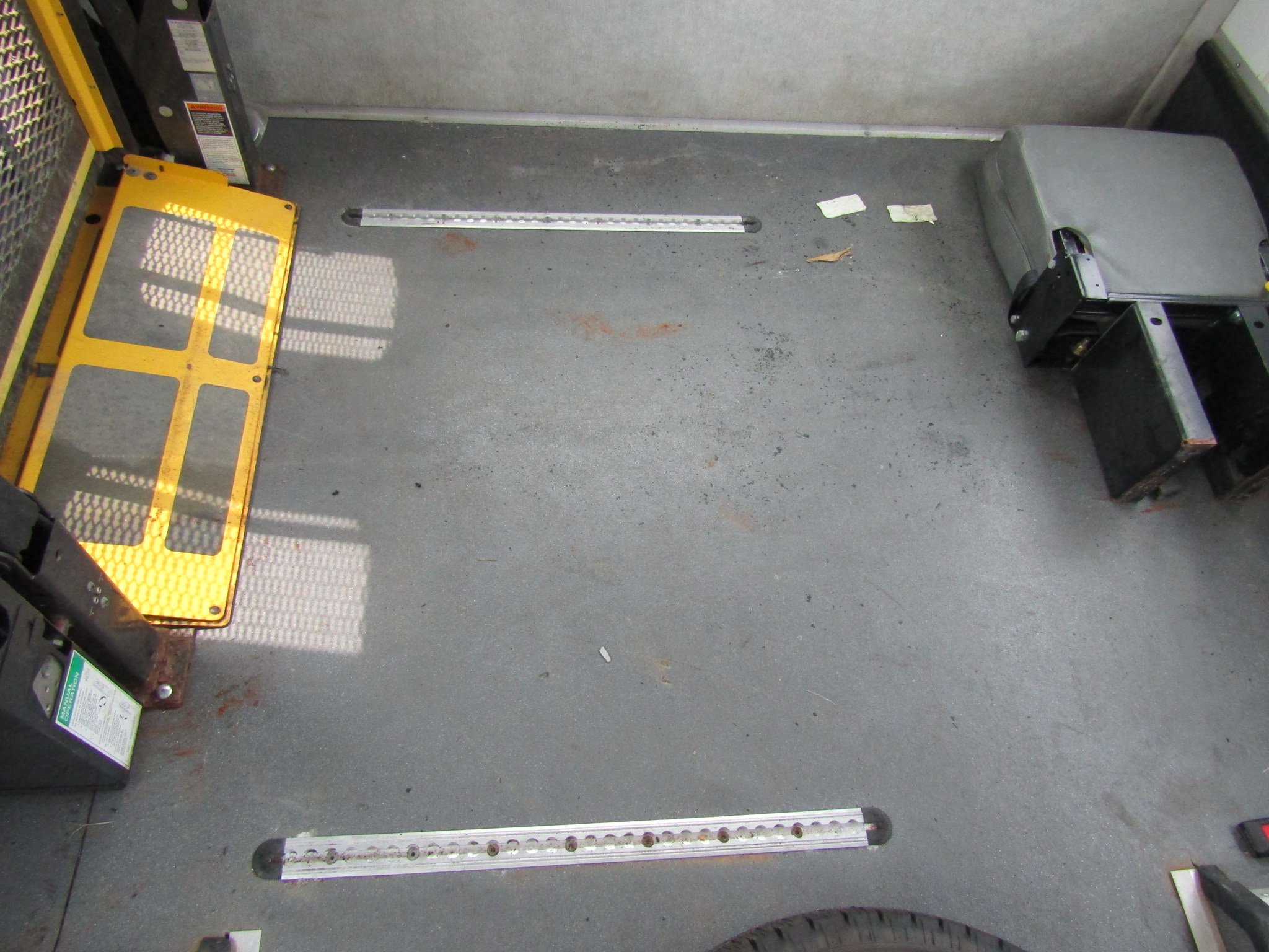 Used 2012 Ford E-450 and Econoline 450 Super Duty w/ Shuttle Bus Prep Pkg RWD image 18