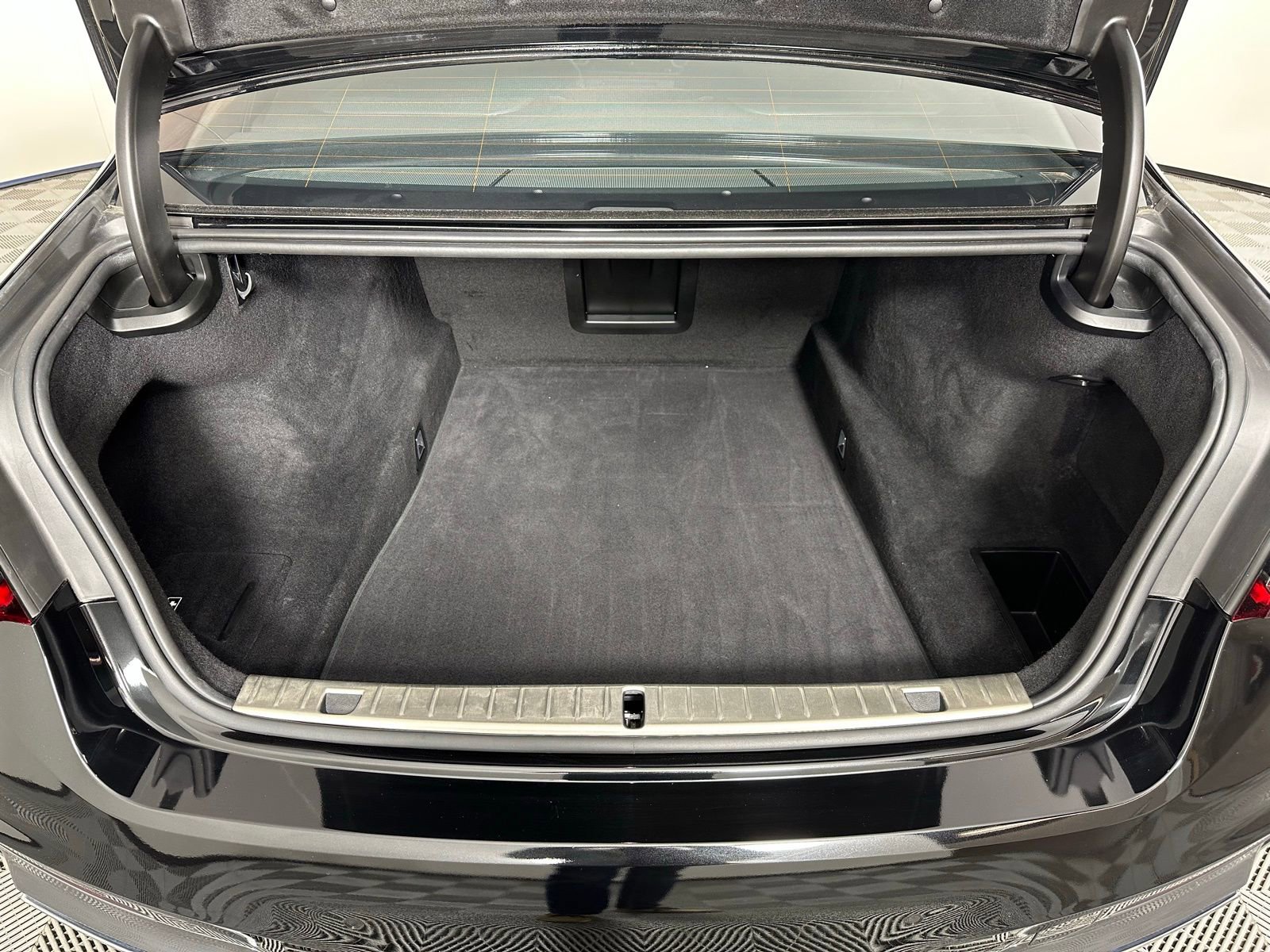 Used 2021 BMW 750i xDrive w/ Luxury Rear Seating Package image 28