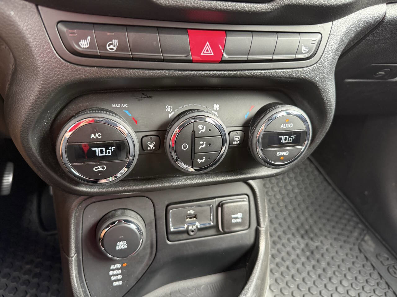 Used 2016 Jeep Renegade Latitude w/ Popular Equipment Group image 27