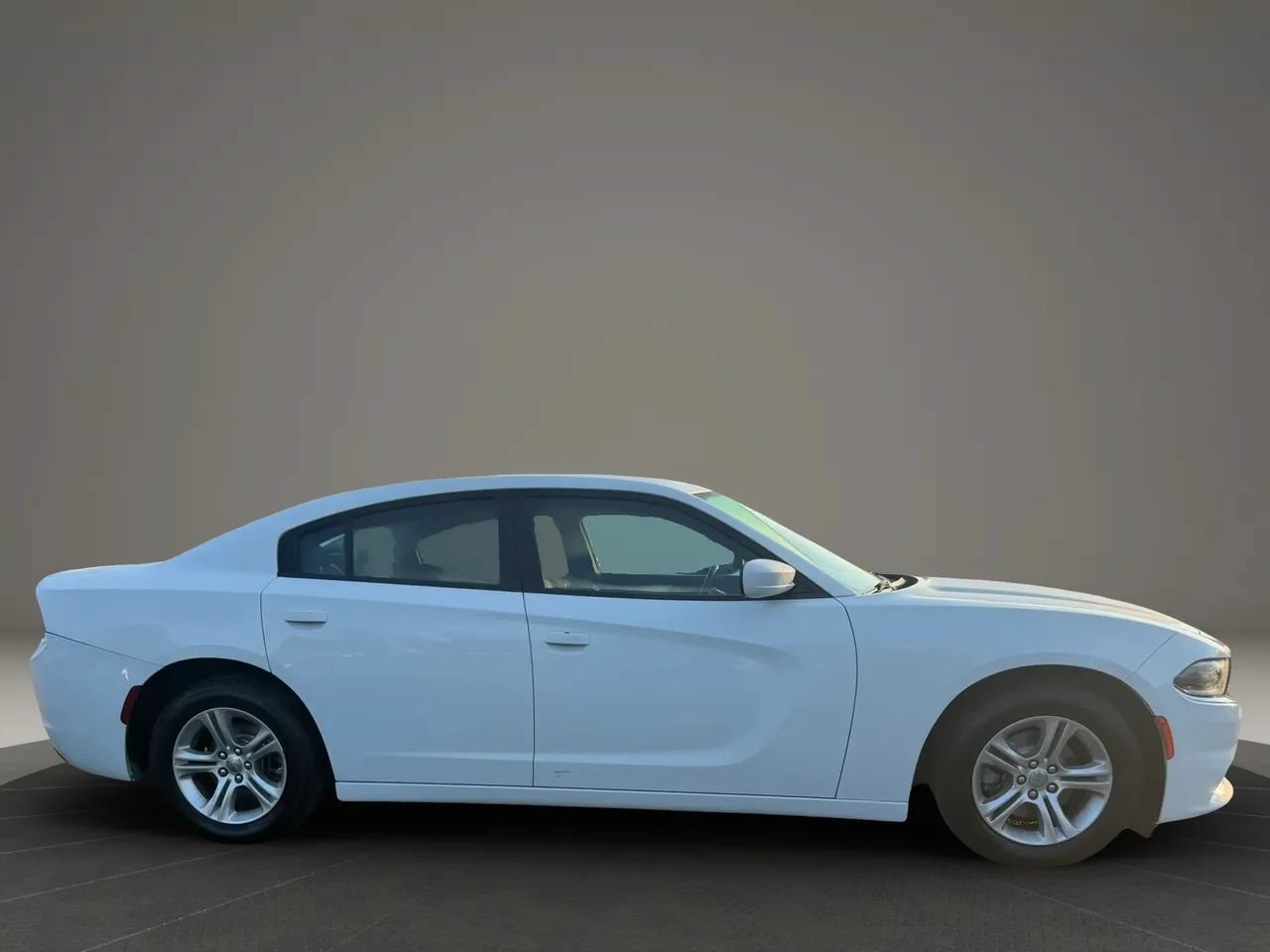 Used 2022 Dodge Charger SXT RWD image 4