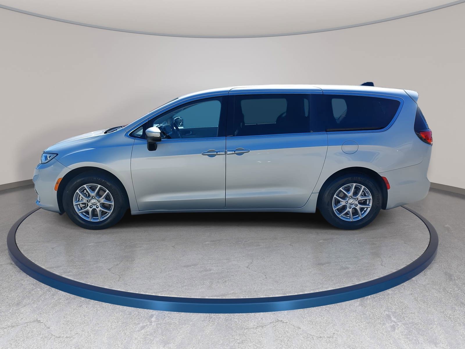 Used 2023 Chrysler Pacifica Touring-L image 8