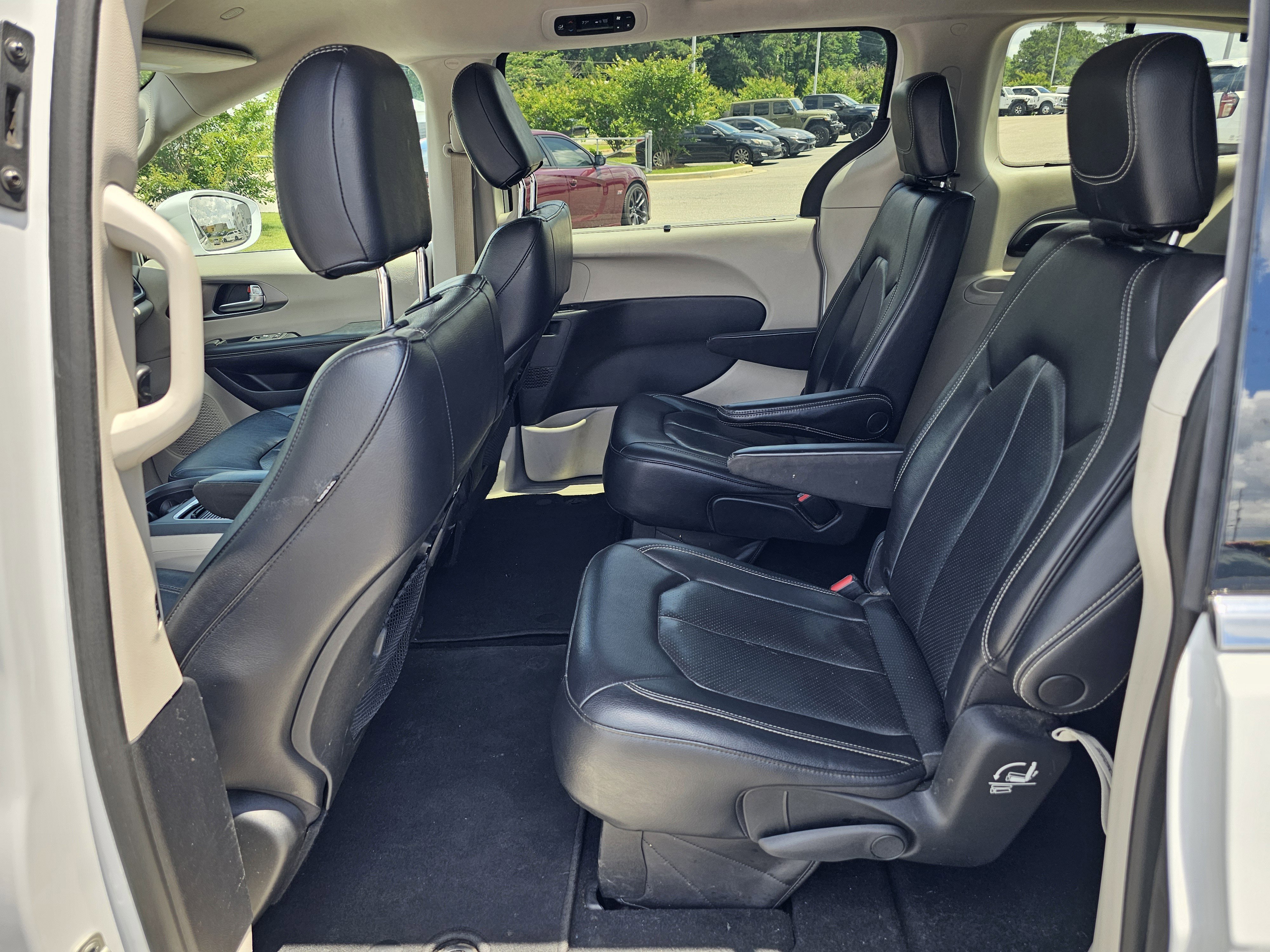 Used 2022 Chrysler Pacifica Touring-L FWD image 30