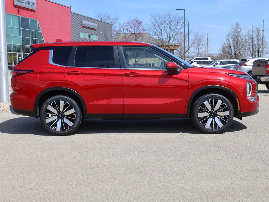 New 2025 Mitsubishi Outlander SE image 11