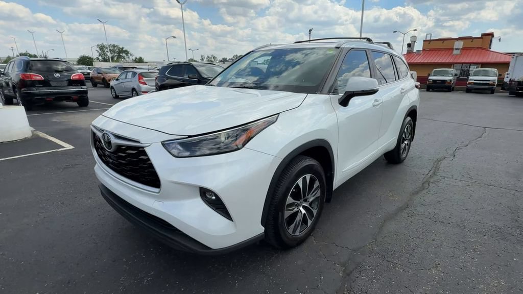 Used 2023 Toyota Highlander XLE AWD/4WD image 4