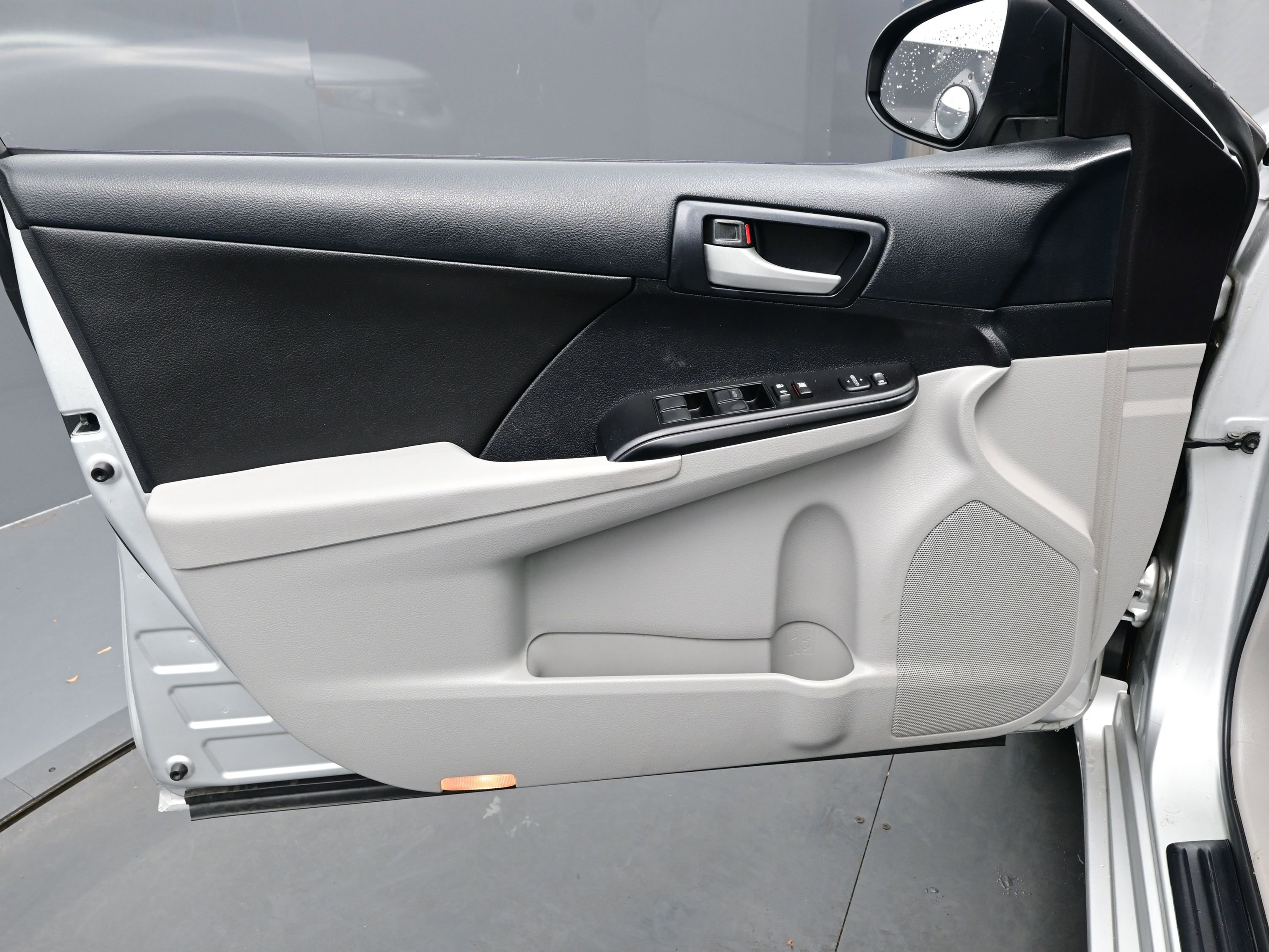 Used 2013 Toyota Camry L image 9