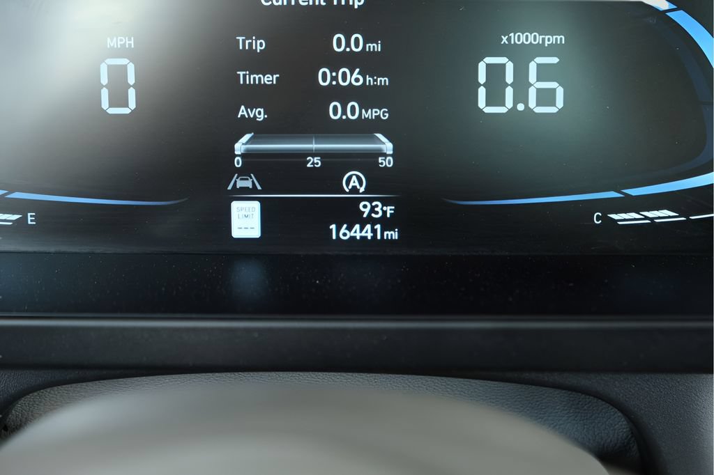 Used 2025 Hyundai Elantra SE FWD image 17
