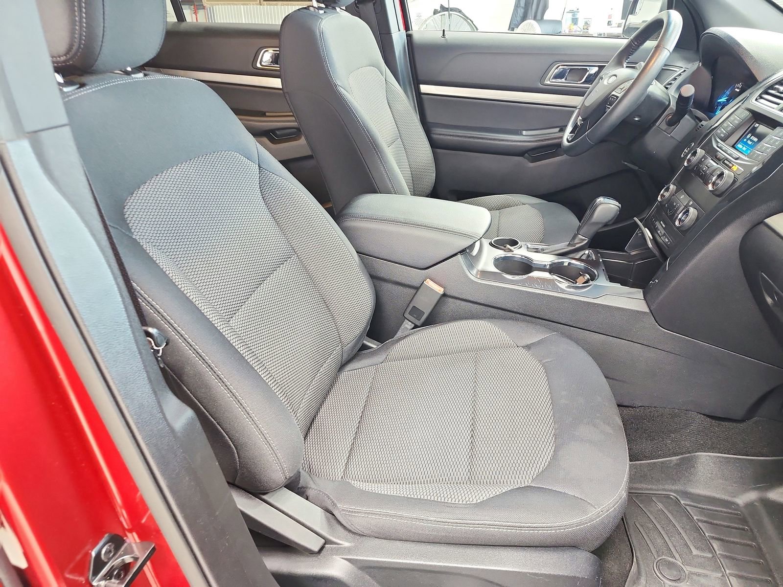 Used 2018 Ford Explorer XLT image 35