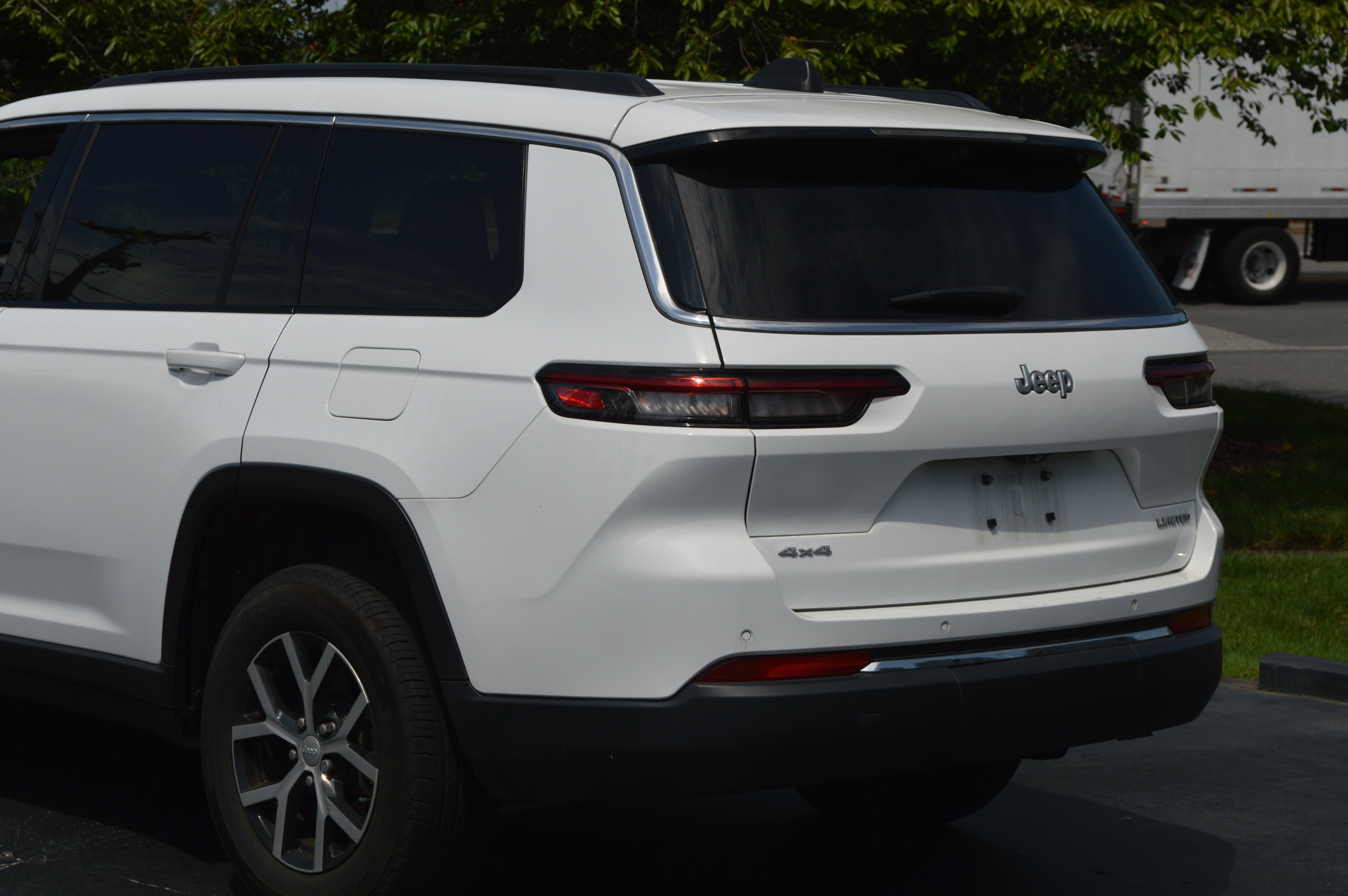 Used 2024 Jeep Grand Cherokee L Limited w/ Luxury Tech Group II AWD/4WD image 3