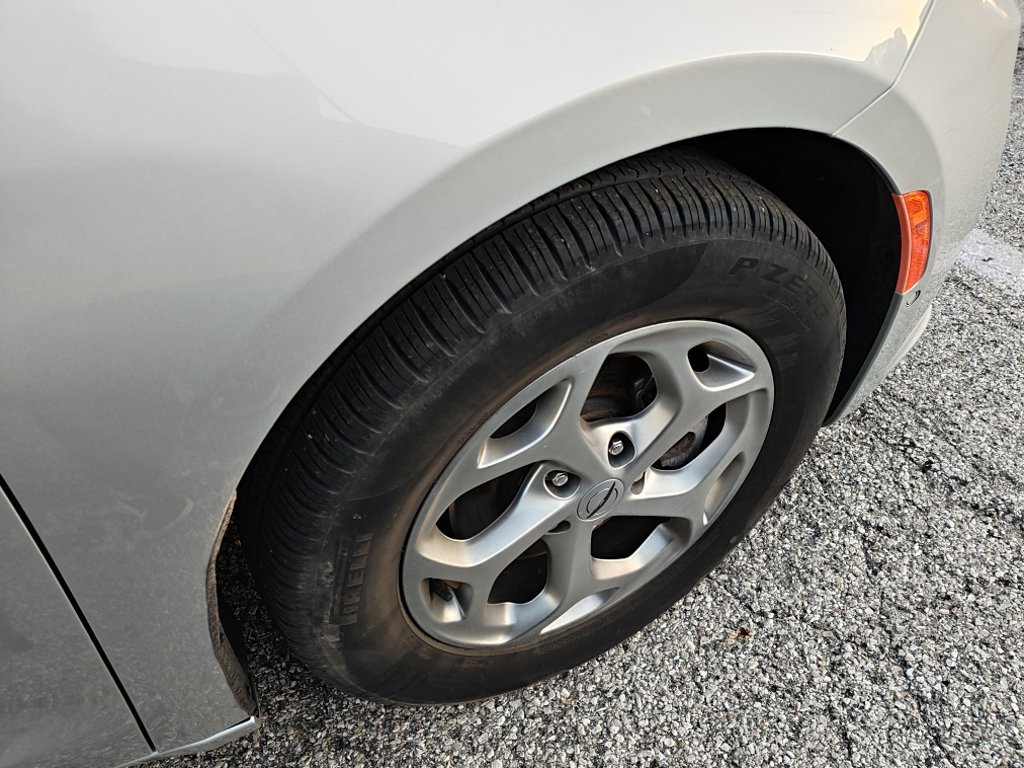 Used 2024 Chrysler Pacifica Limited FWD image 11