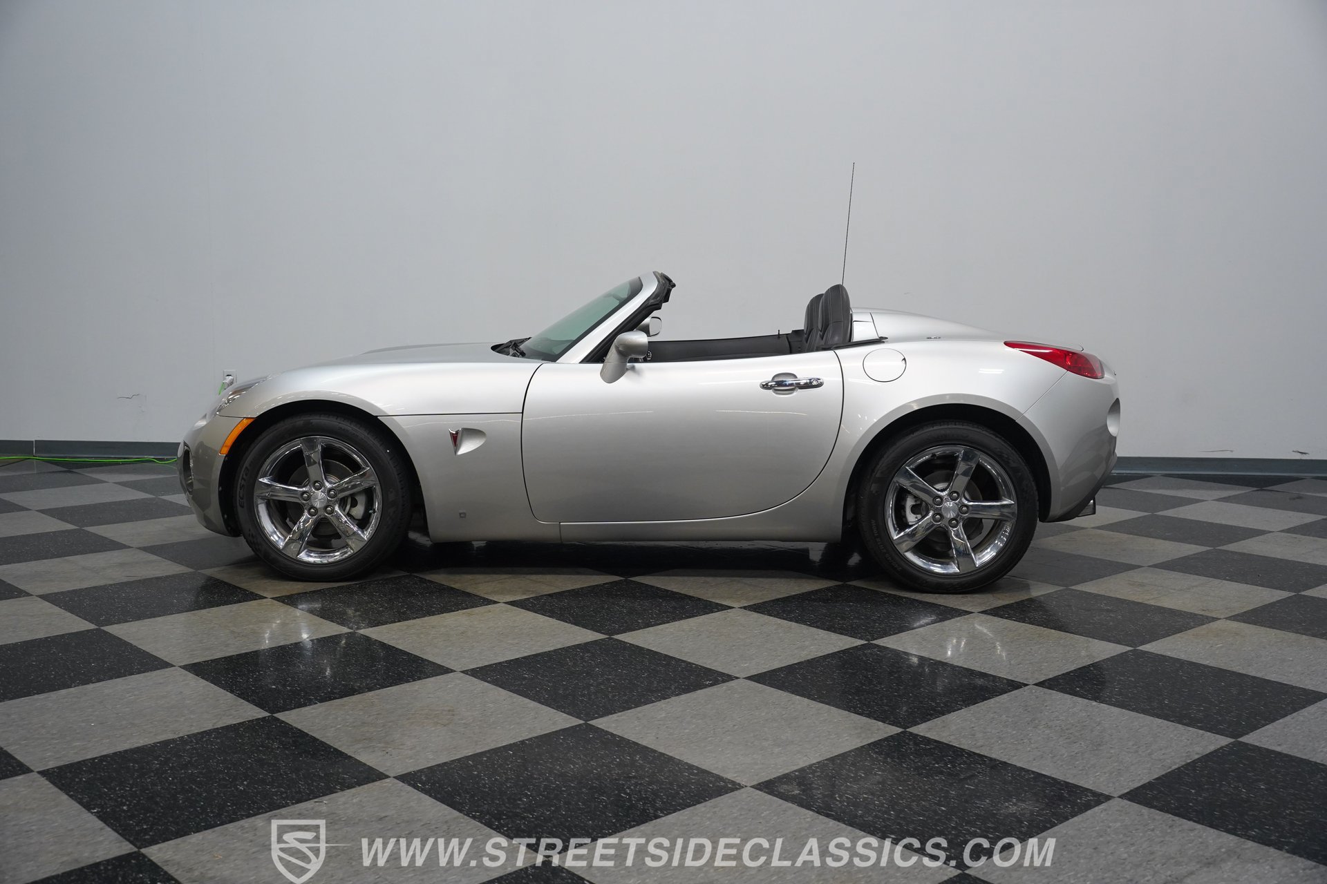 Used 2007 Pontiac Solstice GXP w/ Premium Package RWD image 8