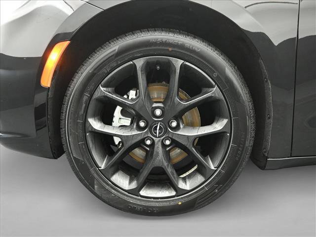 Used 2025 Chrysler Pacifica Limited image 30