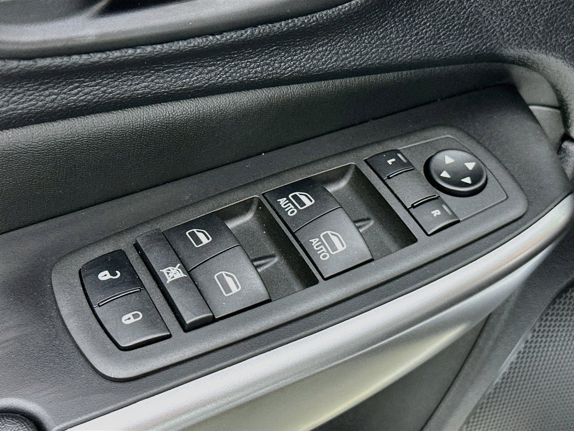 Used 2022 Jeep Cherokee Limited w/ Elite Package AWD/4WD image 18