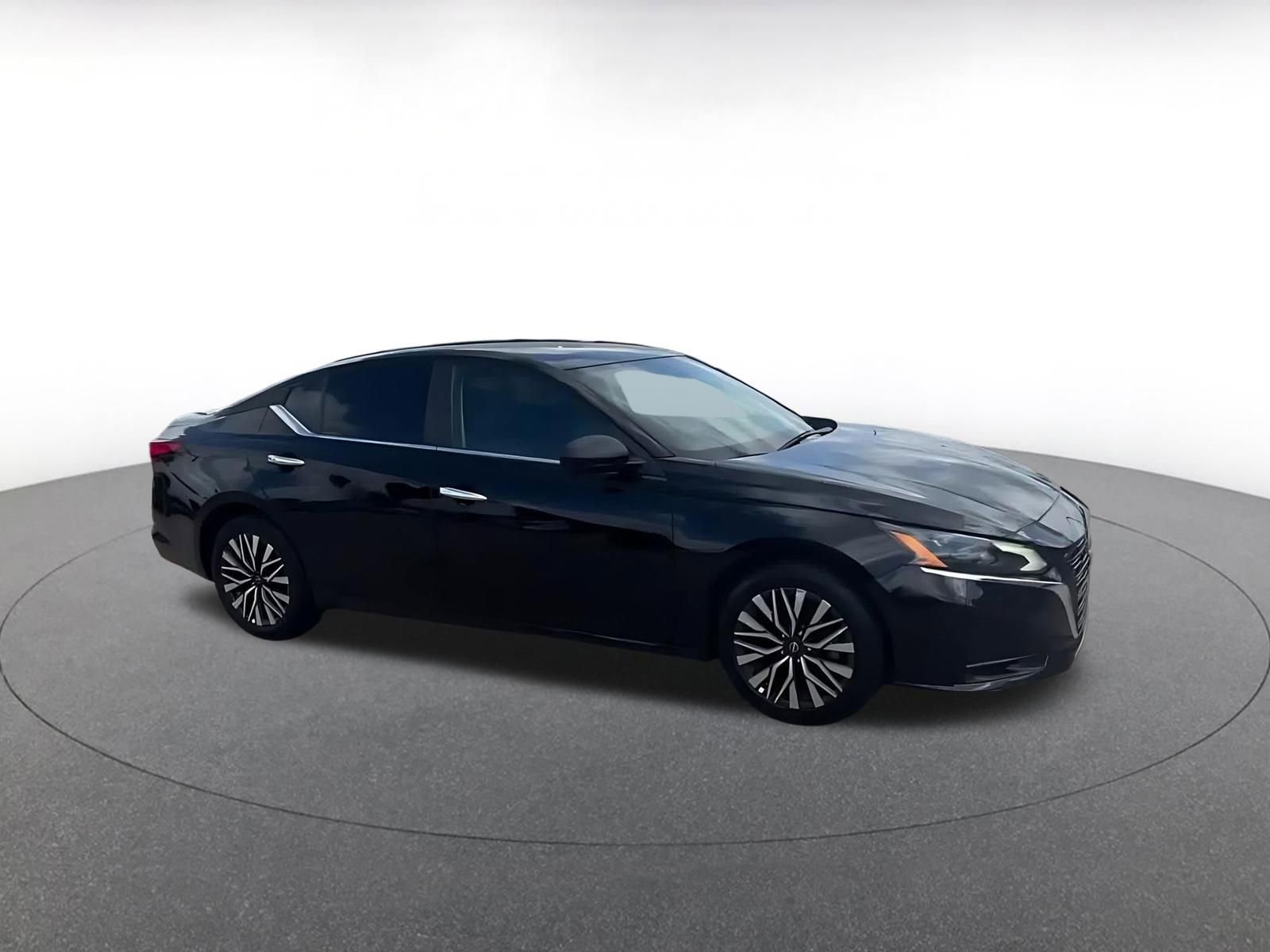 Used 2025 Nissan Altima 2.5 SV FWD image 2