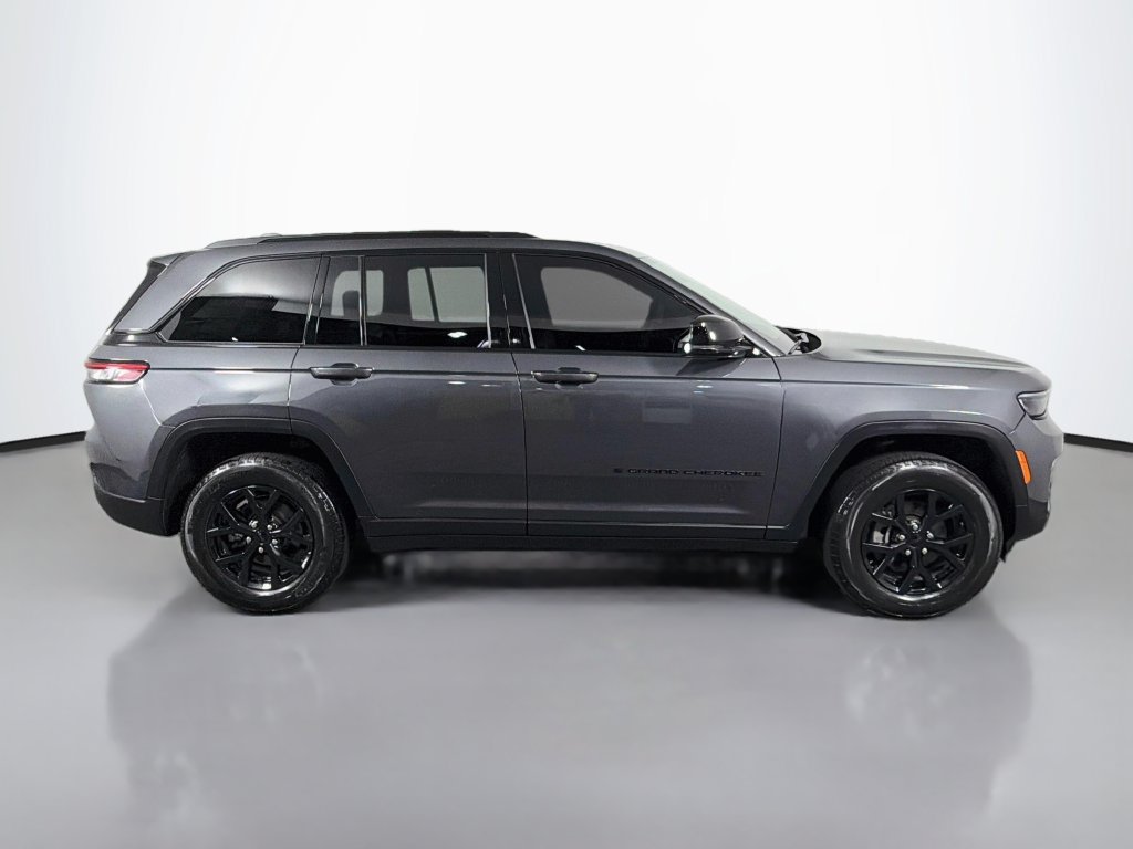 Used 2024 Jeep Grand Cherokee Altitude AWD/4WD image 8