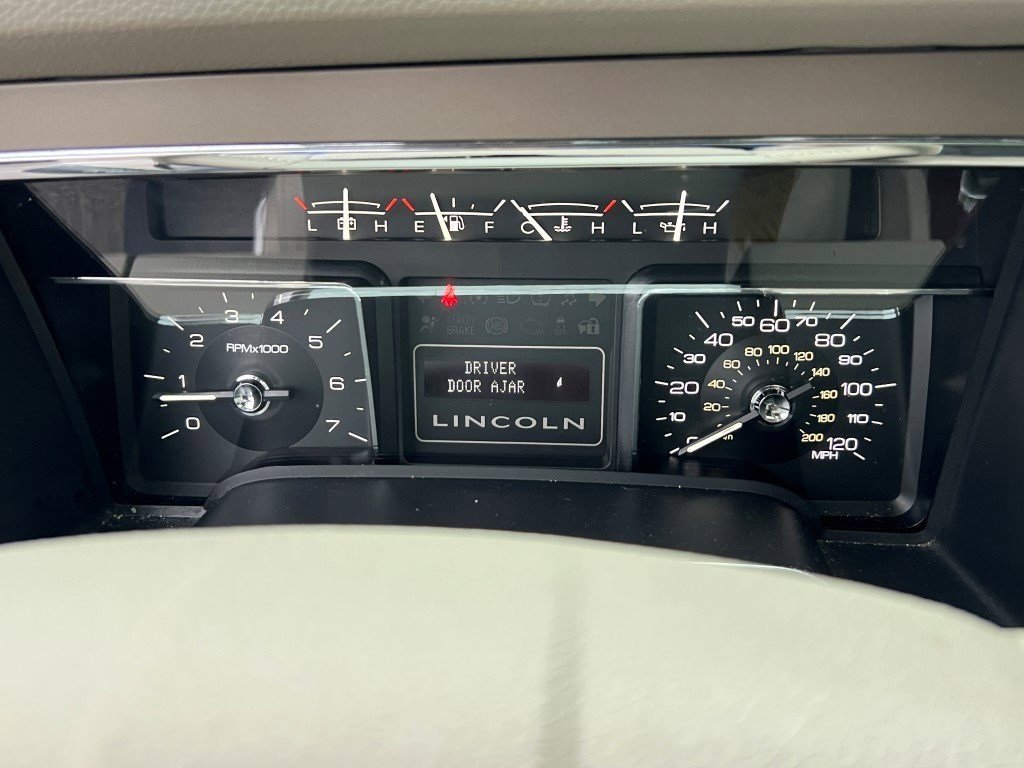 Used 2014 Lincoln Navigator L 4WD image 23