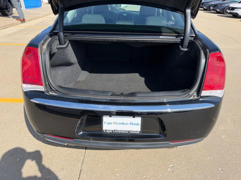 Used 2018 Chrysler 300 Touring AWD/4WD image 4