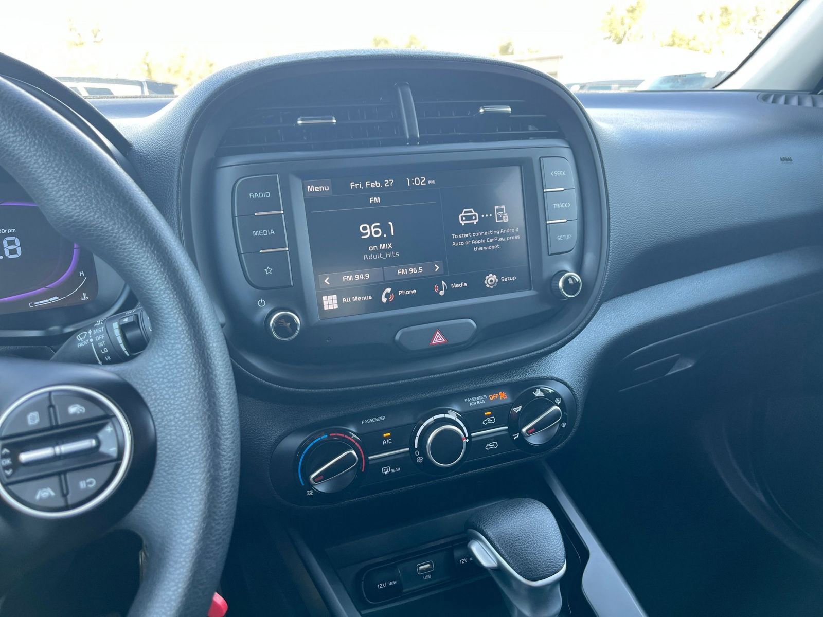 Used 2025 Kia Soul LX w/ LX Technology Package FWD image 17