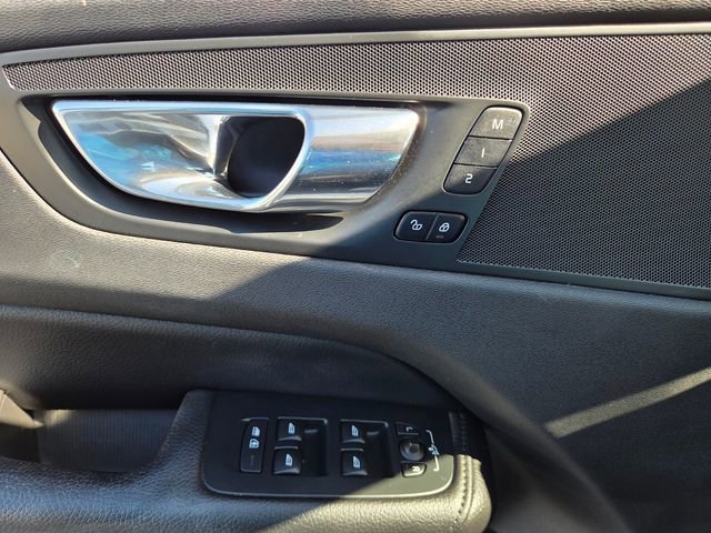 Used 2020 Volvo XC60 T5 Momentum w/ Protection Package image 28