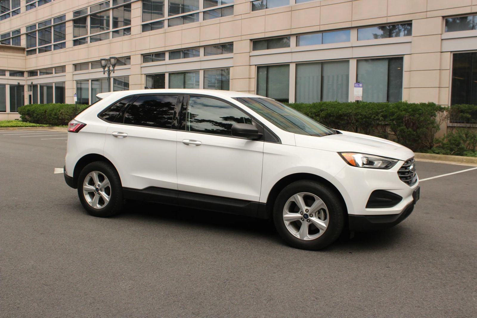 Used 2020 Ford Edge SE FWD image 2